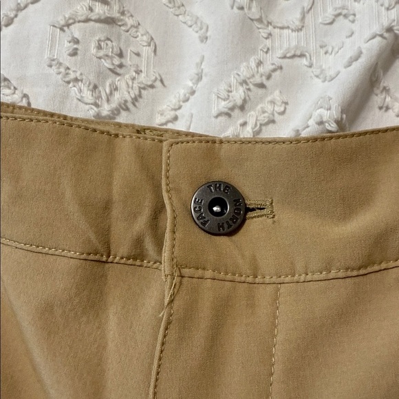 The North Face Men's Khaki Flat Front Shorts 7” Inseam Size 36 - Picture 4 of 10